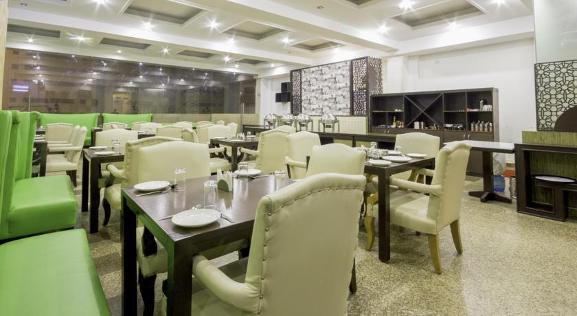 Hotel Bizzotel Гургаон Екстериор снимка