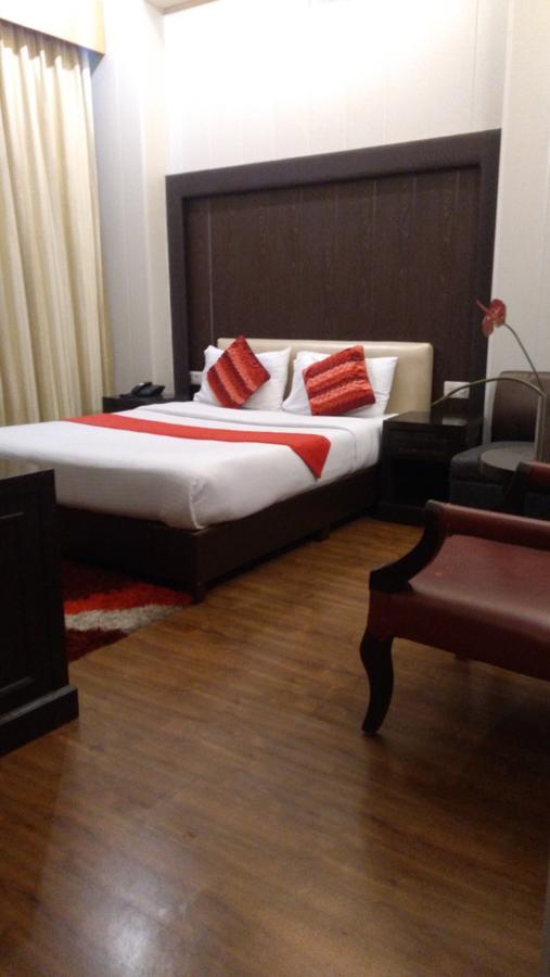Hotel Bizzotel Гургаон Екстериор снимка