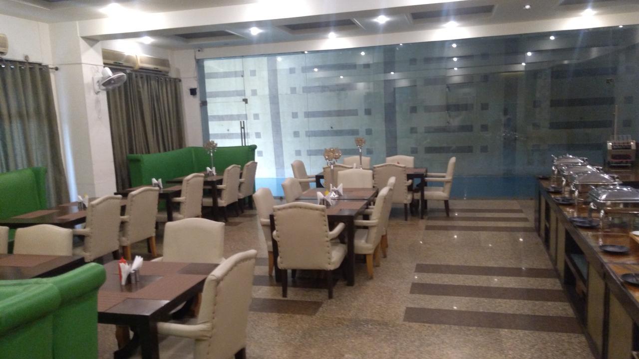 Hotel Bizzotel Гургаон Екстериор снимка