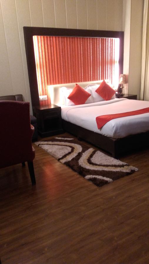 Hotel Bizzotel Гургаон Екстериор снимка