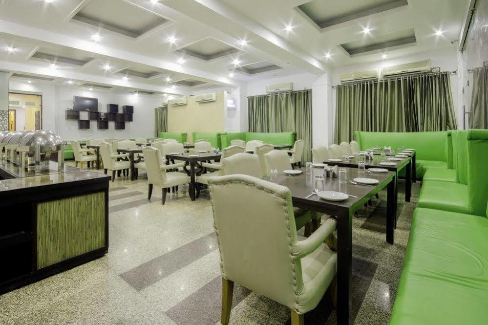 Hotel Bizzotel Гургаон Екстериор снимка