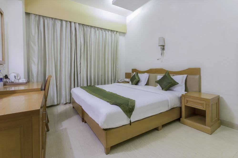 Hotel Bizzotel Гургаон Екстериор снимка