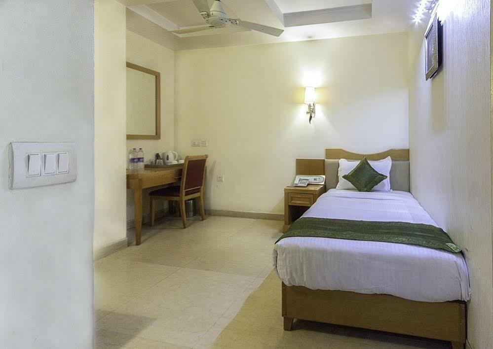 Hotel Bizzotel Гургаон Екстериор снимка