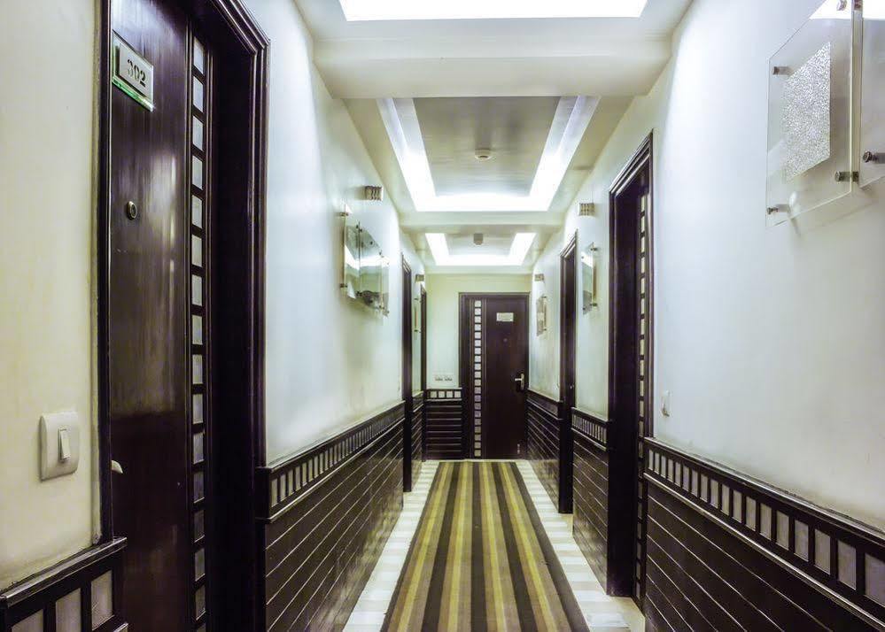 Hotel Bizzotel Гургаон Екстериор снимка