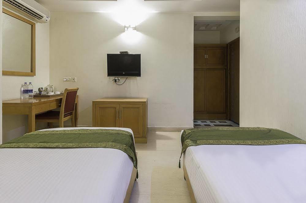 Hotel Bizzotel Гургаон Екстериор снимка
