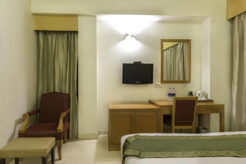 Hotel Bizzotel Гургаон Екстериор снимка